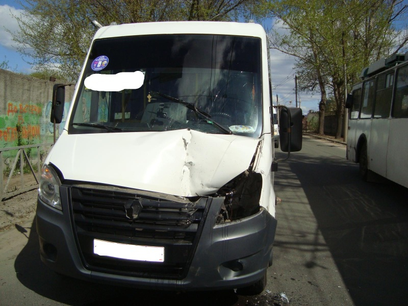 На улице Чкалова водитель маршрутки врезался в фургон. Пострадал 8-месячный ребёнок