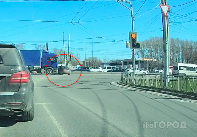 Видео: огромный грузовик с полуприцепом на Московском шоссе протащил легковушку сотню метров