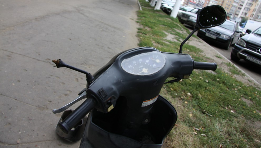 Школьница из Рязанской области разбилась на отцовском скутере