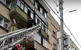 На улице Вокзальной спасли ребенка, повисшего на окне: видео
