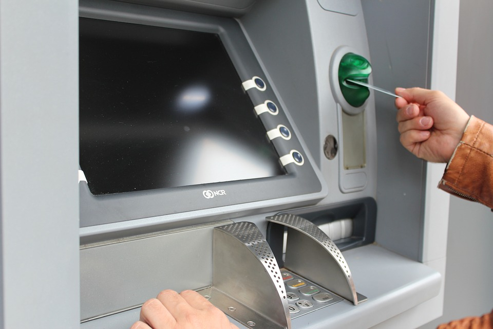 СМИ: Операции в банкоматах Сбербанка могут быть опасны