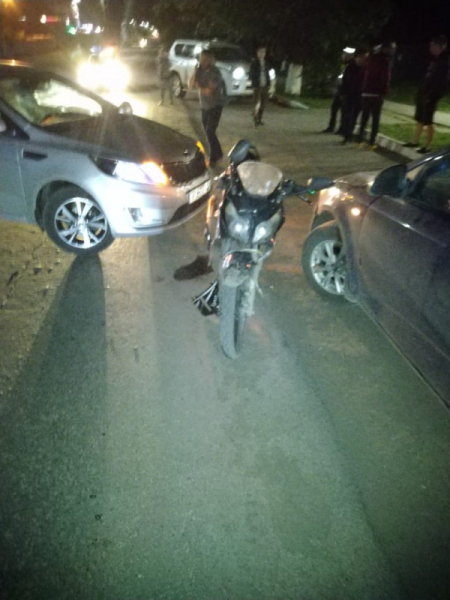 Водитель Kia Rio из-за своей невнимательности сбил 17-летнего мотоциклиста