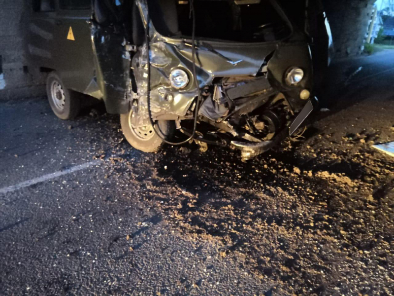 В Скопине водитель УАЗика врезался в арку