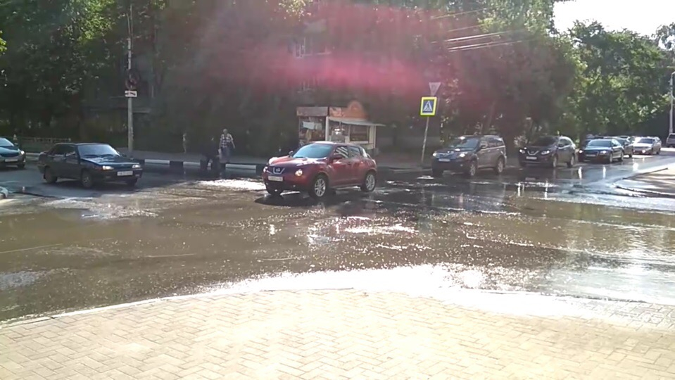 Видео: ещё один рязанский перекрёсток затопило водой