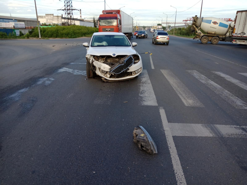 ДТП на трассе М5: столкнулись Lada и Skoda, пострадали два человека