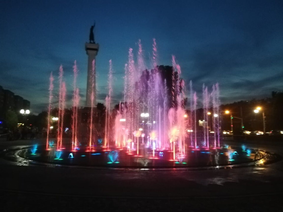 Коммунальщики в тестовом режиме запустили поющий фонтан на Московском