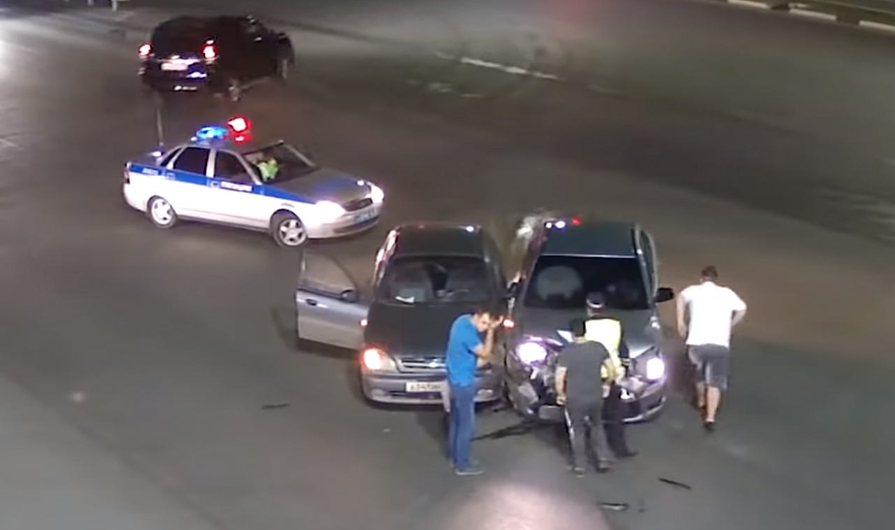 Видео: на Московском ДТП столкнулись две легковушки