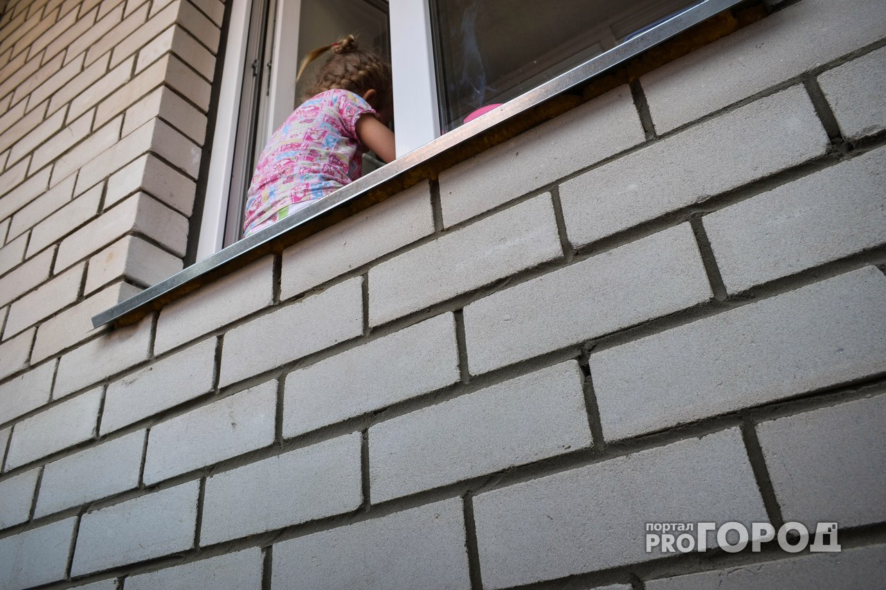 «Москитная сетка не выход»: в мэрии рассказали о том, как уберечь детей от выпадения из окон