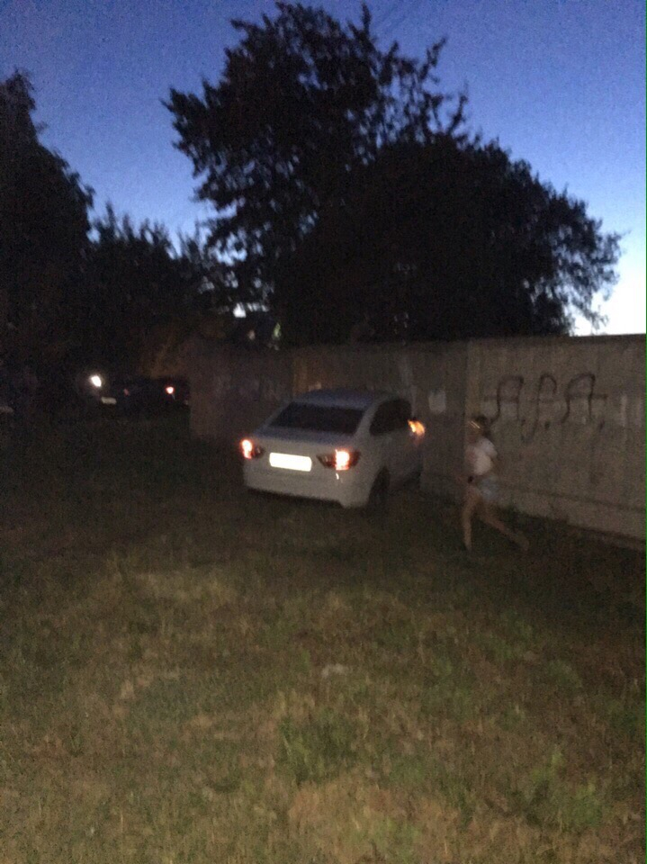 В Сасово водитель на белой «Весте» врезался в бетонный забор