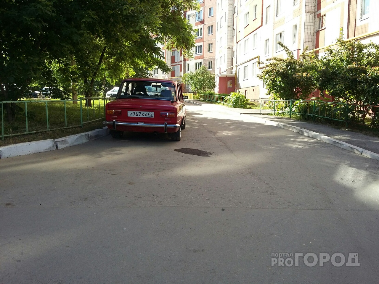 Очевидцы: на улице Зубковой неизвестные сливают бензин