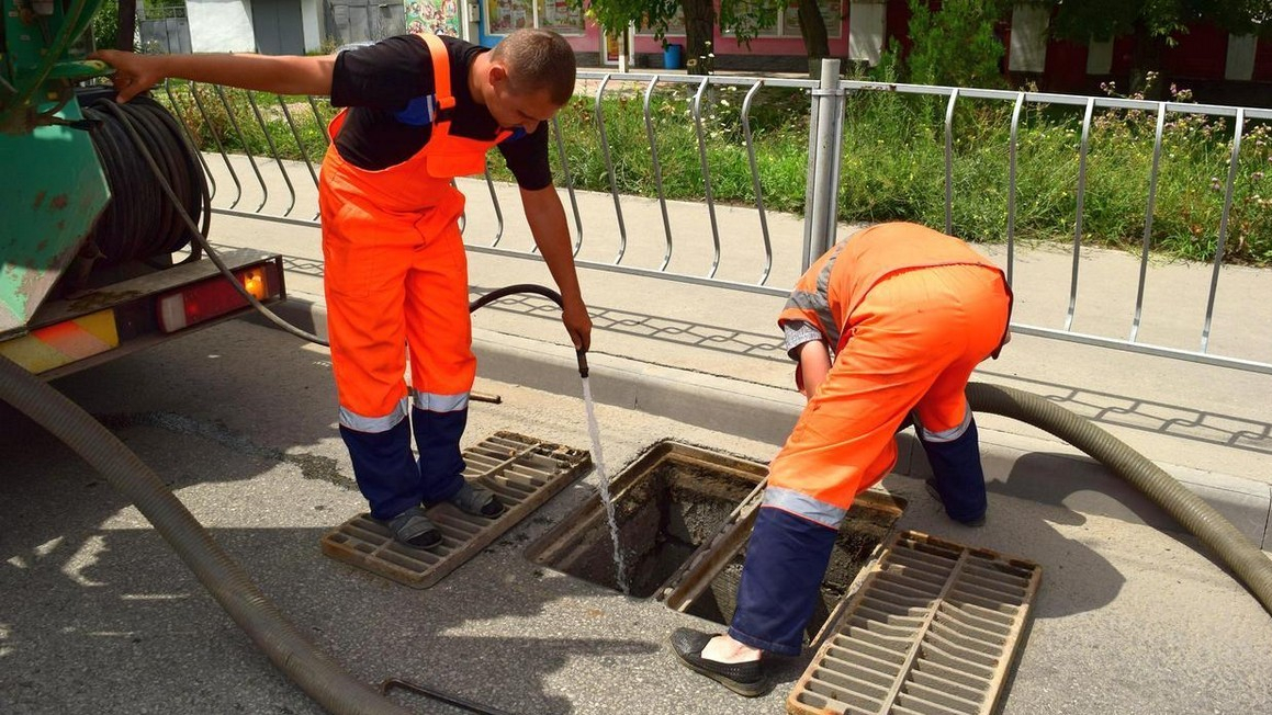 В Рязани чистят ливневую канализацию