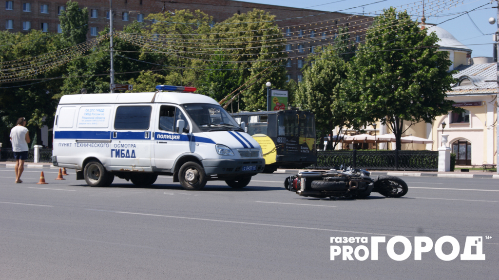 Появилось видео столкновения мотоцикла и фургона на площади Ленина