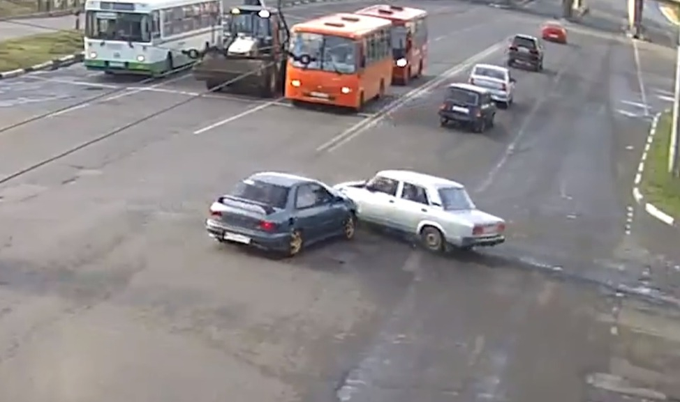 Момент ДТП на улице Циолковского попал на видео