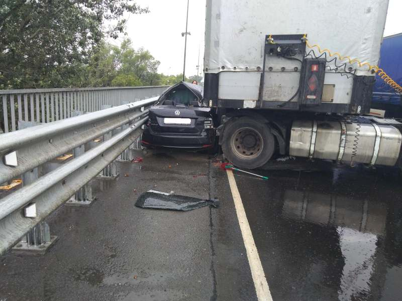 ДТП на трассе М5: водитель фуры влетел в "Фольксваген"
