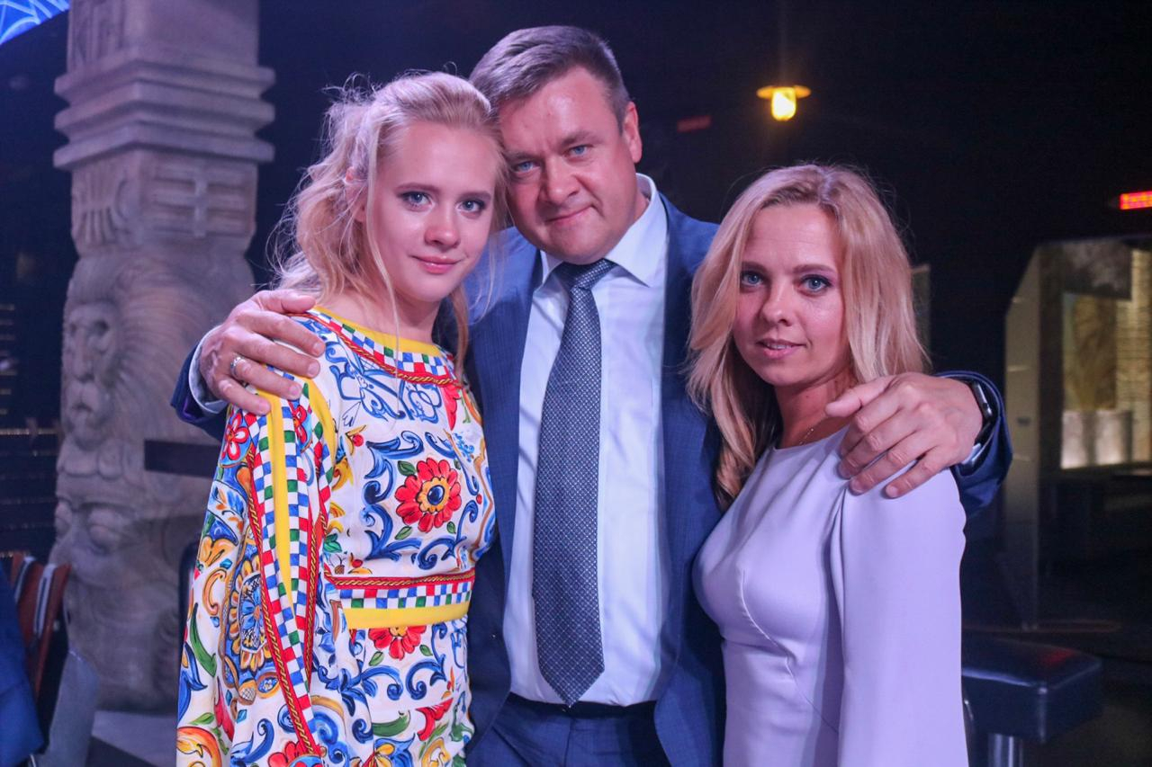 Любимов опубликовал фото с дочерью-выпускницей