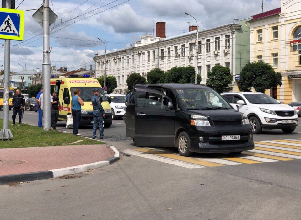На Первомайском проспекте водитель минивэна сбил женщину на пешеходном переходе