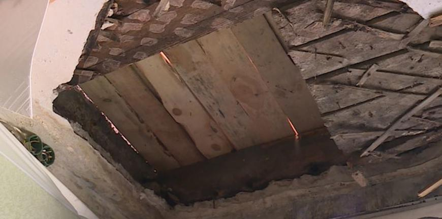 Сотрудники прокуратуры проверили дом с обрушившимся потолком на улице Строителей