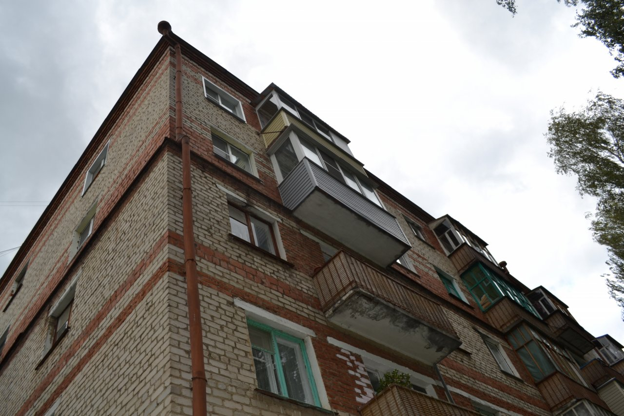 На улице Стройкова мужчину увезли на "скорой" после падения с крыши дома