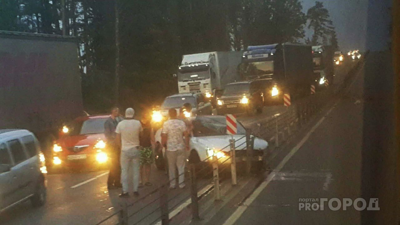 На трассе М5 «Урал» водитель Audi улетел в отбойник. Видео