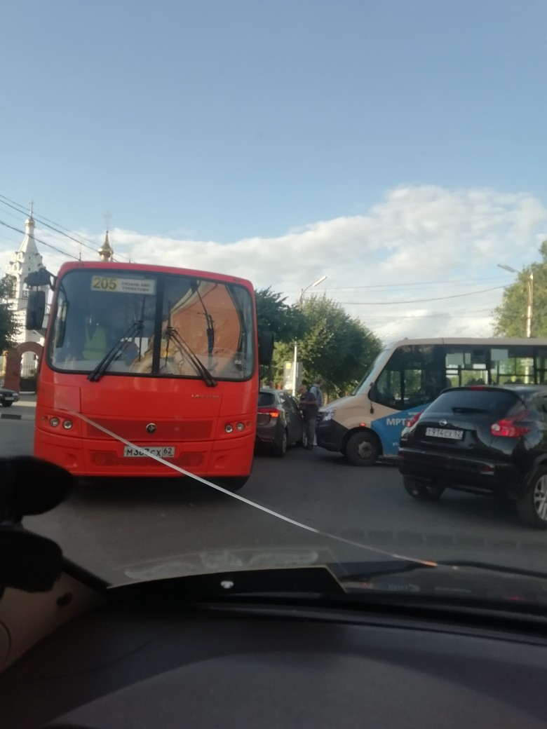 Массовое ДТП на улице Затинной: столкнулись автомобиль, маршрутка и автобус