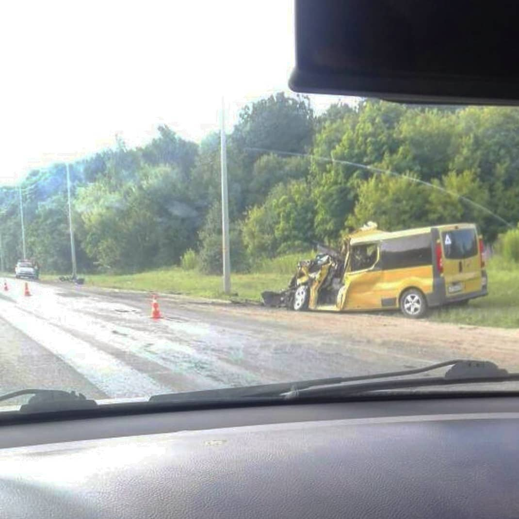 В Рязани на Окружной дороге столкнулись микроавтобус и грузовик