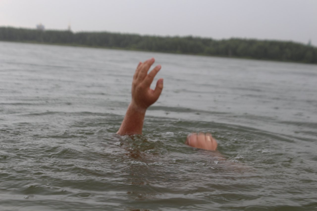 Спасатели подняли из Оки тело утонувшего мужчины