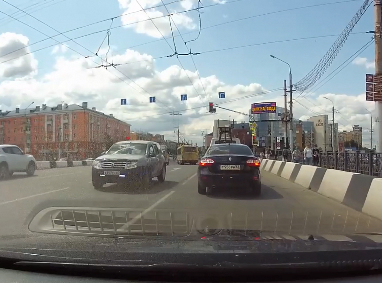 "Чешет против шерсти": на Первомайском проспекте сняли водителя, едущего по встречке
