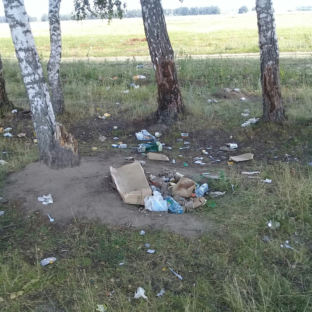 В Рязанской области десантники оставили после себя целое поле мусора