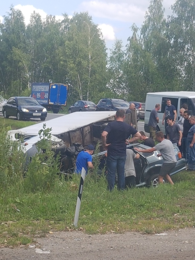 Под Рязанью произошло серьезное ДТП: столкнулись фургон и ВАЗ-2115