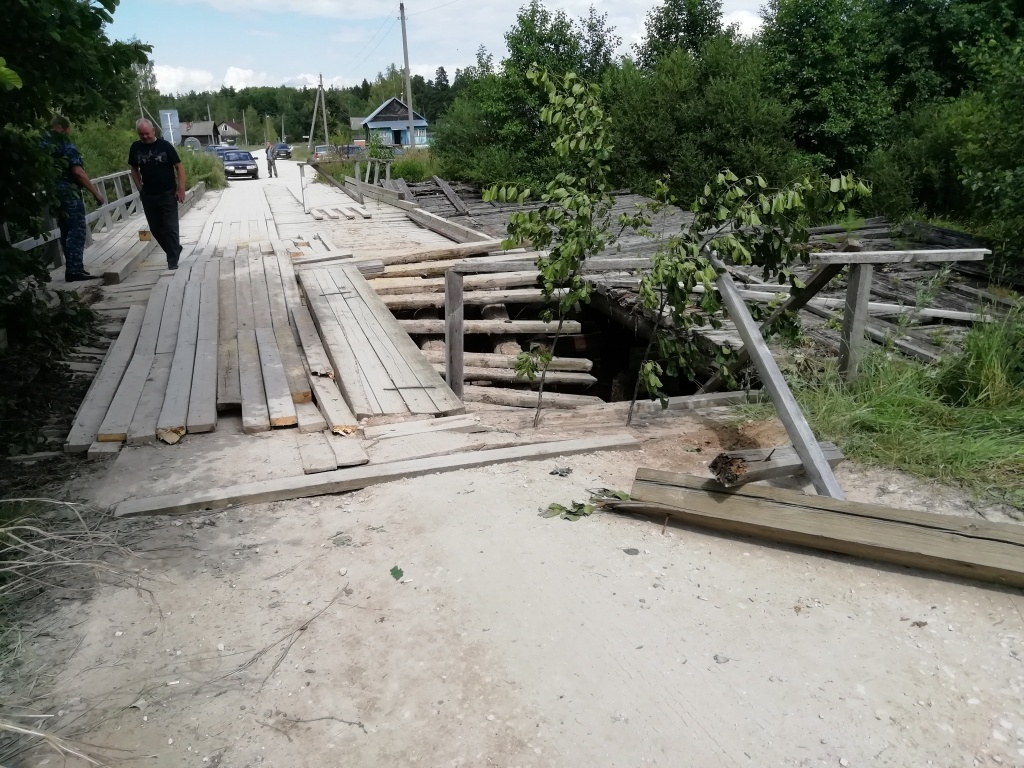 Лесовоз проломил мост под Рязанью