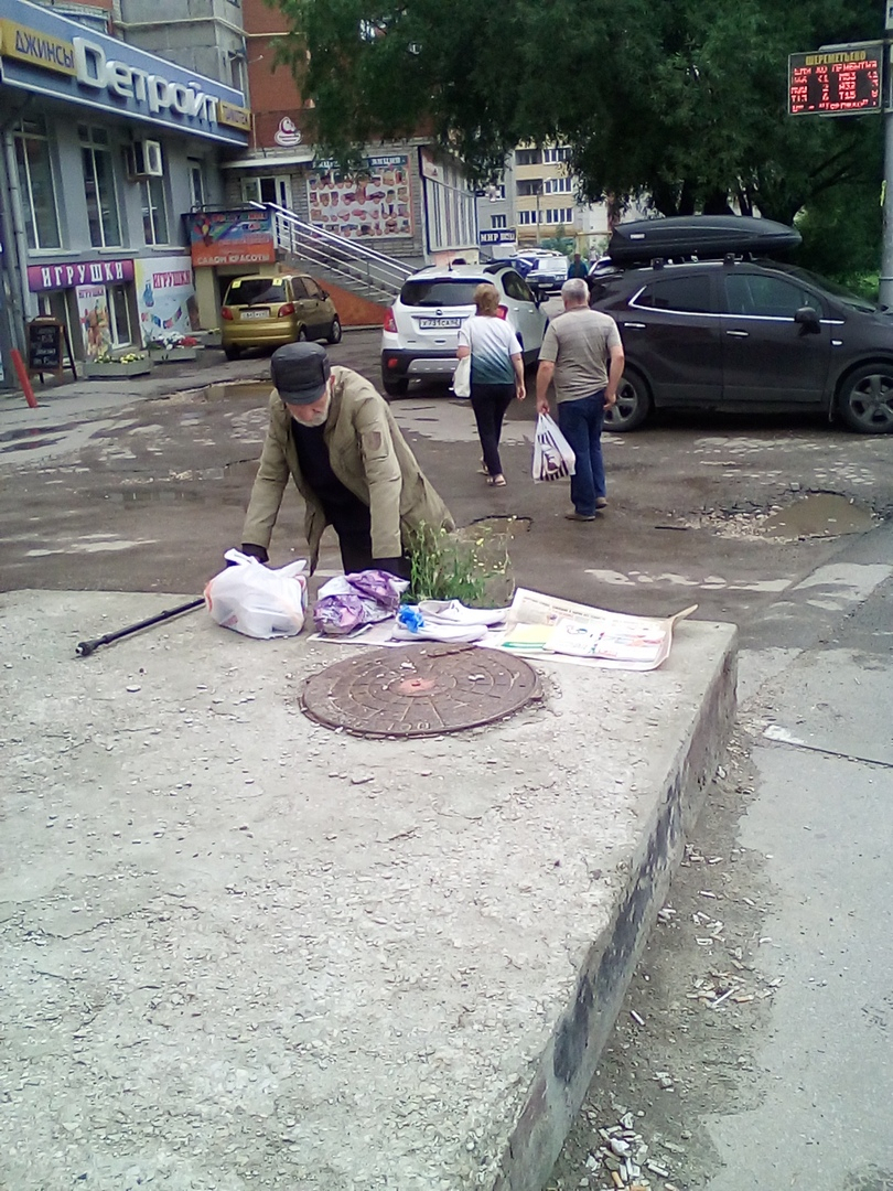 Пенсионер продаёт вещи на остановке "Шереметьево": рязанцы решили помочь дедушке