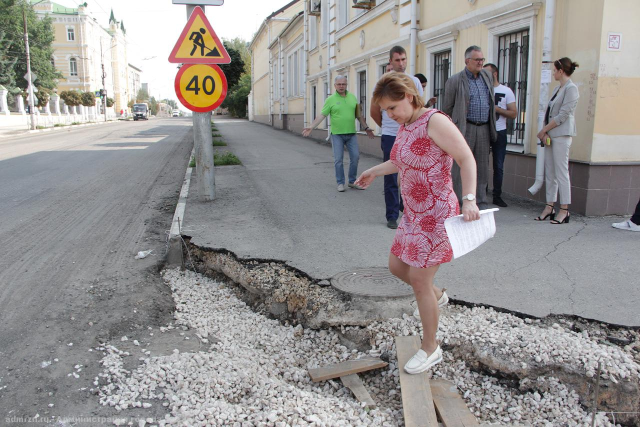 Елена Сорокина проверила ремонт дороги на улице Свободы