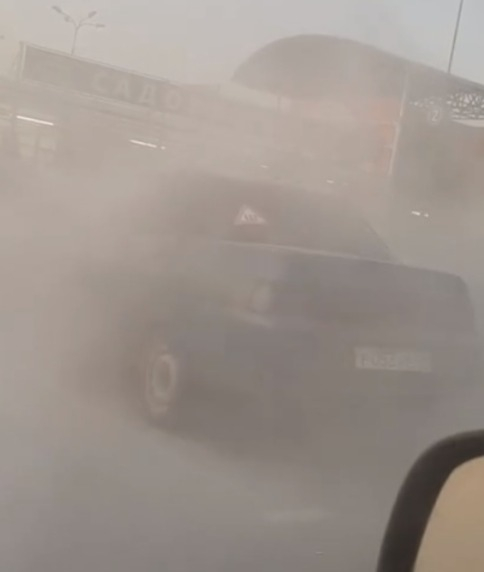 В Рязани на парковке Глобуса чуть не загорелась машина. Видео