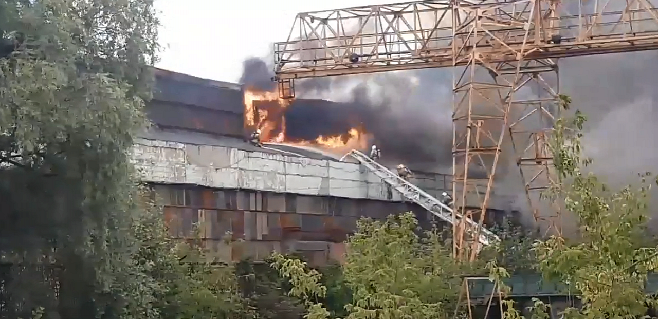 Соцсети: в Рязани вспыхнул комбайновый завод. Видео