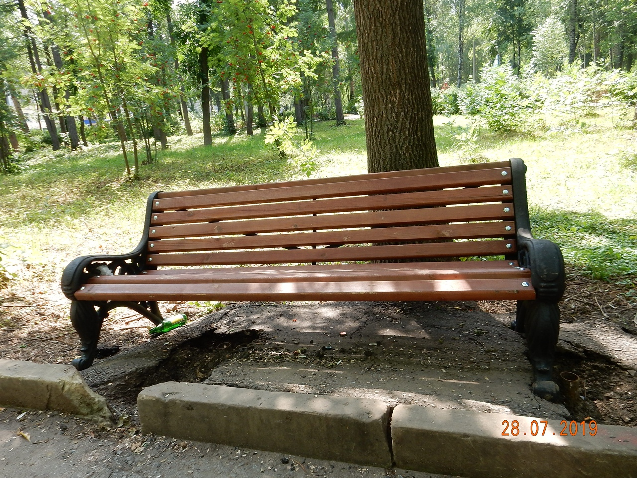 В парке Гагарина установили новые скамейки "для любителей полежать"