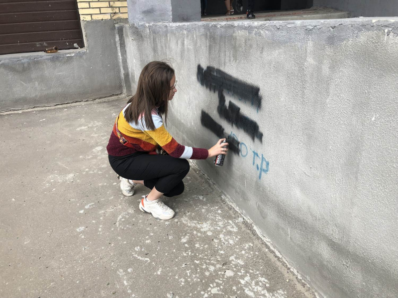 В Рязани волонтеры закрасили граффити с рекламой наркотиков