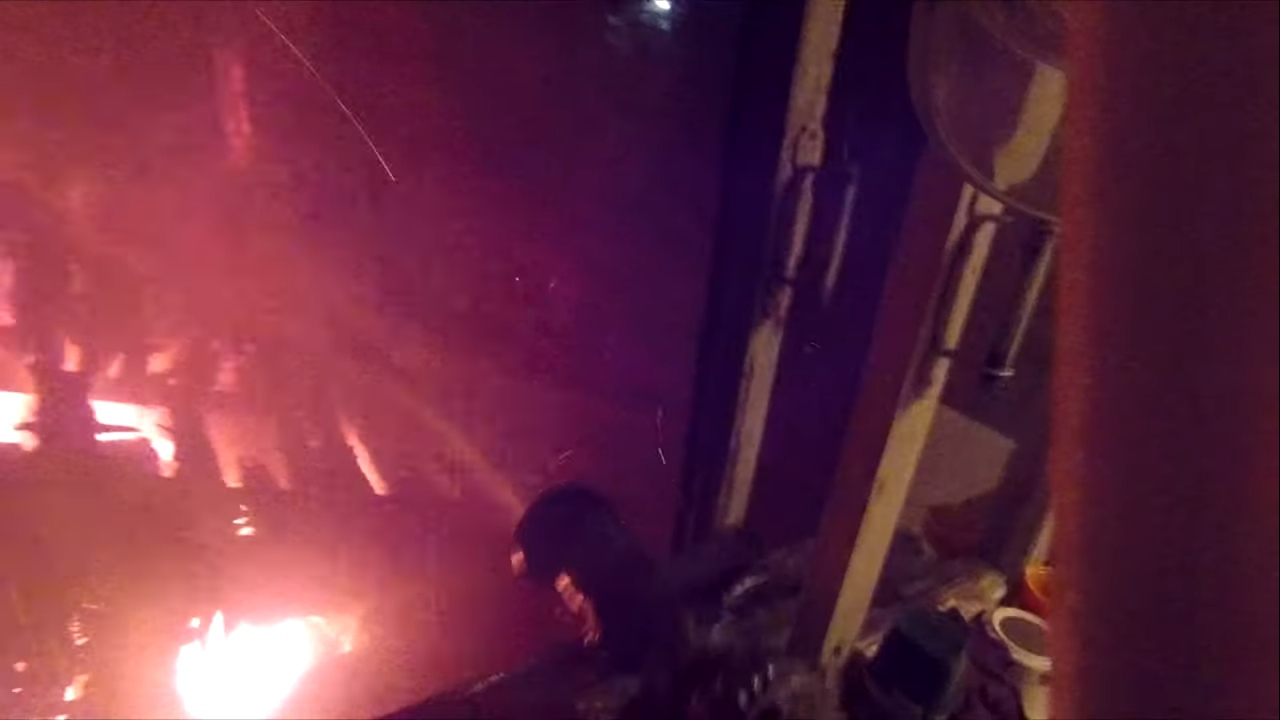 Как тушили пожар в доме на улице Право-Лыбедской. Видео от первого лица
