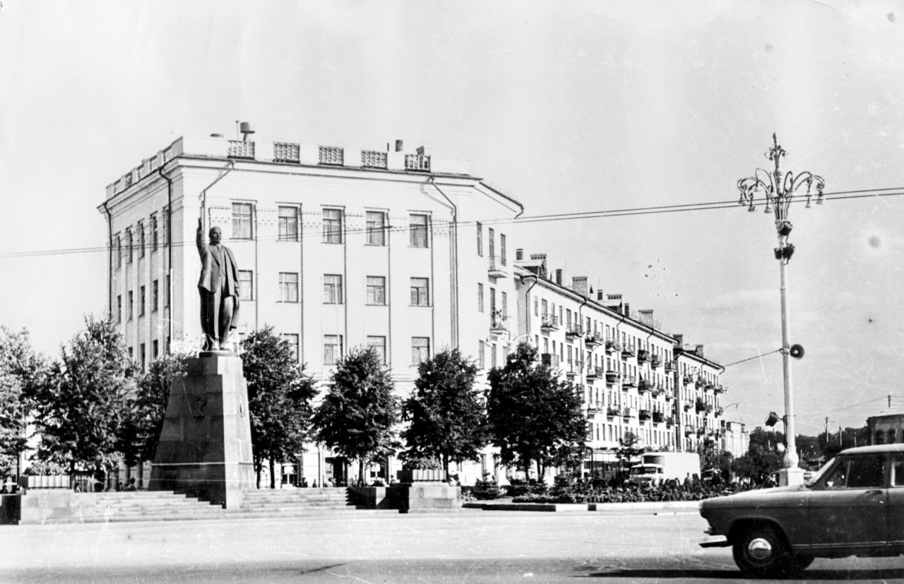 Рязань в семейных фотоальбомах: как выглядели вокзал и Ленин в прошлом веке