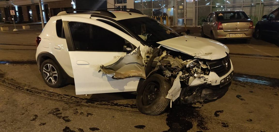 Пьяный водитель «Рено» устроил аварию в центре города