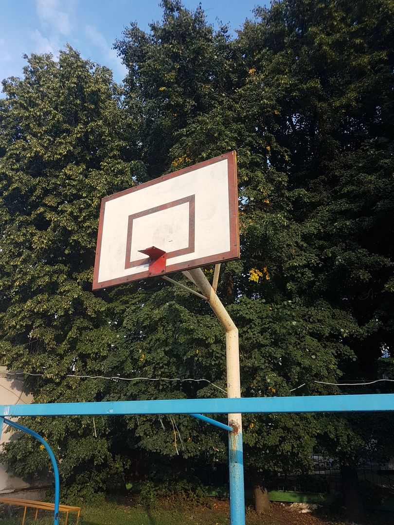 "Разобранные лавочки и невидимые баскетбольные кольца" - рязанец пожаловался на состояние спортивной площадки