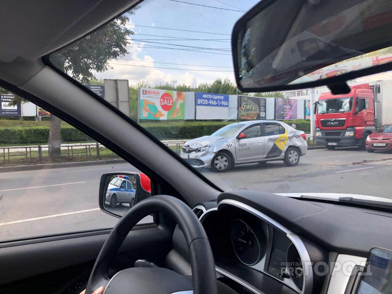 На Московском шоссе напротив ТРЦ «Барс» столкнулись три автомобиля