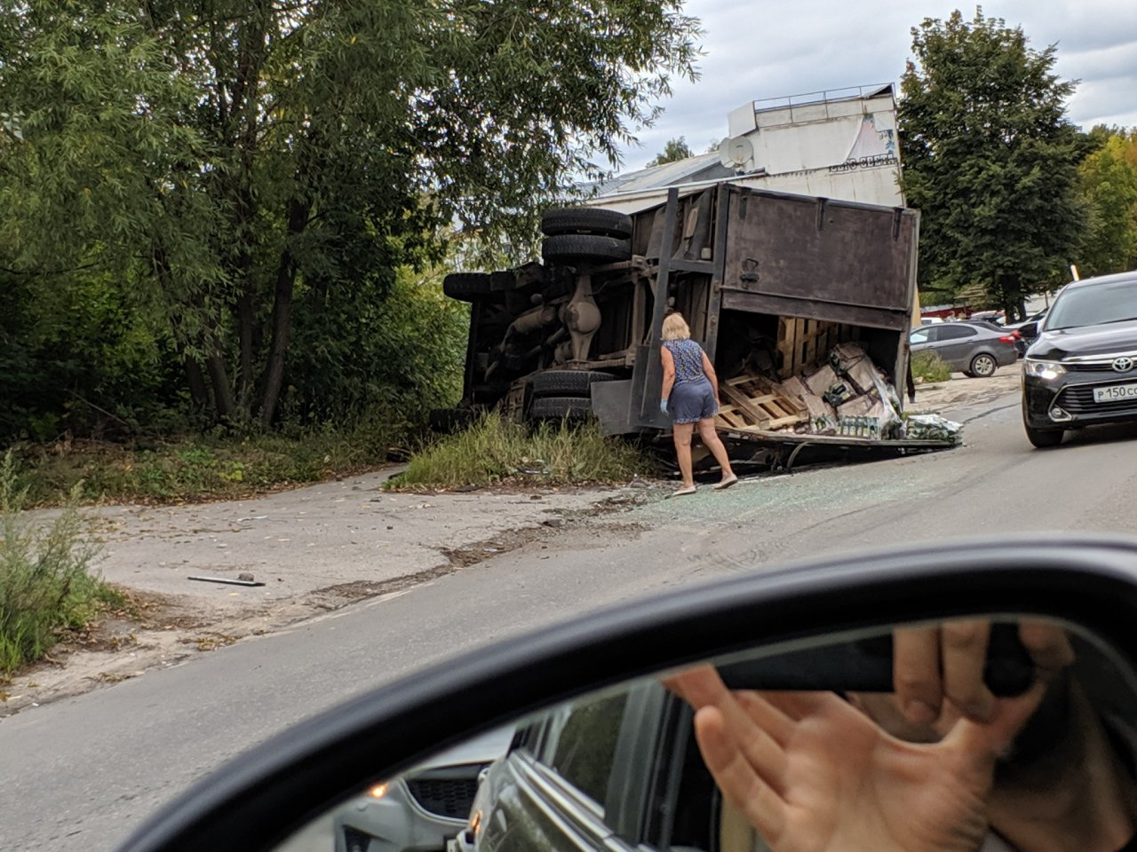Трагедия дня: в Рязани перевернулся грузовик с пивом