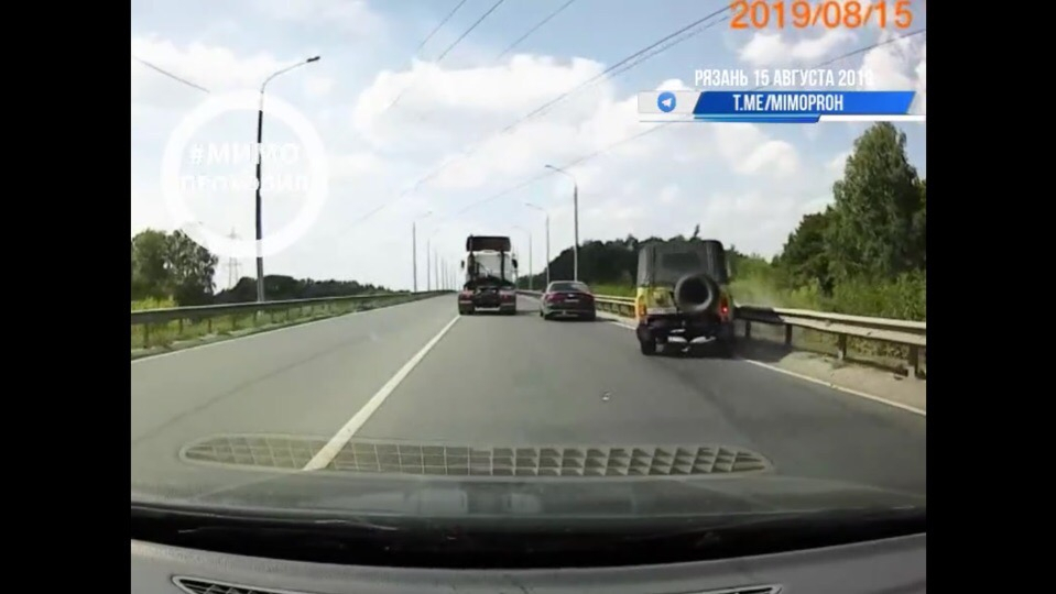 "Рязанский форсаж": водитель грубо нарушил ПДД и скрылся с места аварии