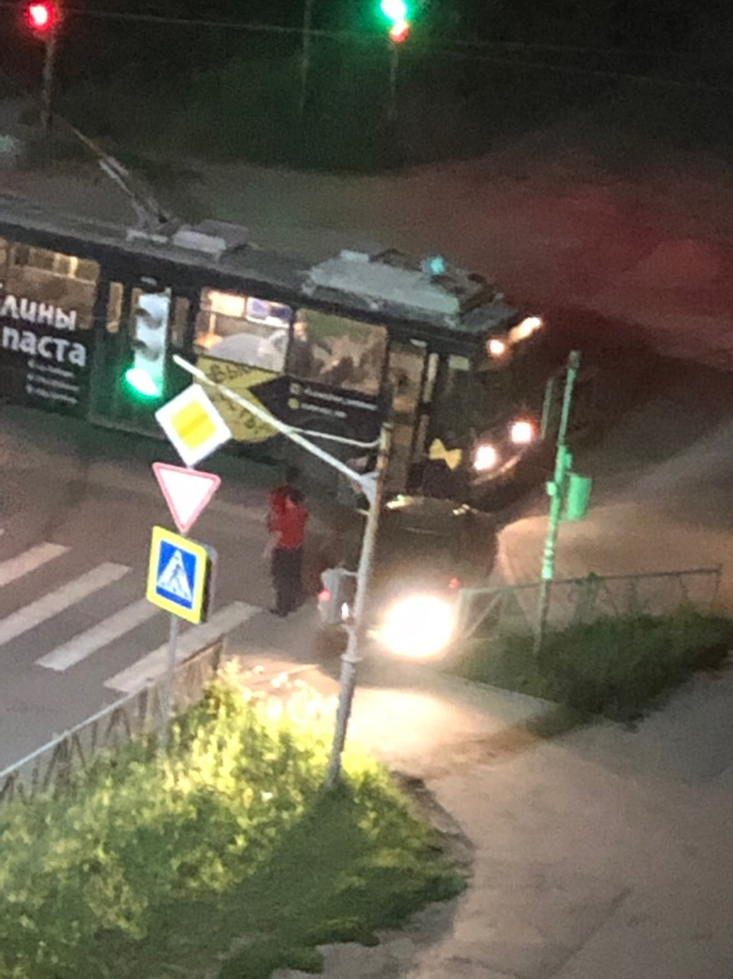 На улице Островского троллейбус попал в ДТП