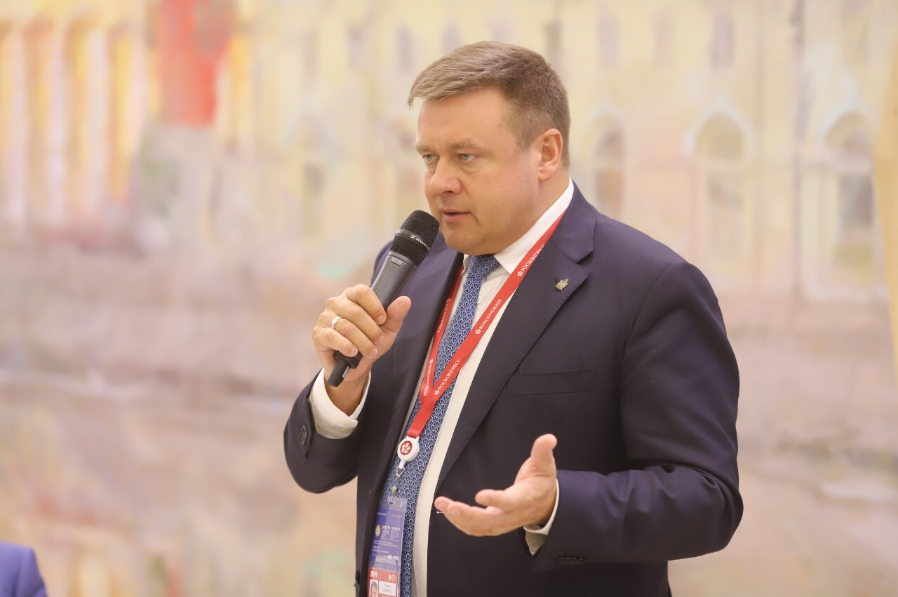 Медведев поручил Любимову уделить внимание ремонту региональных и межмуниципальных дорог