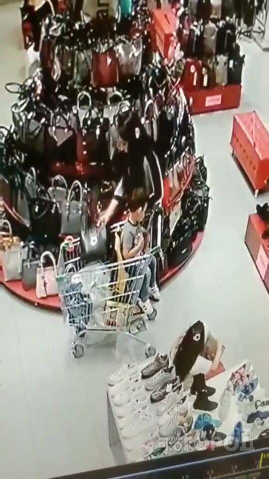 Видео: в ТРЦ "М5 Молл" женщина украла сумку, прикрыв её детской одеждой