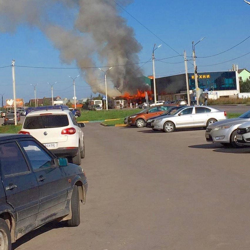 Очевидцы: на улице Семчинской загорелось кафе