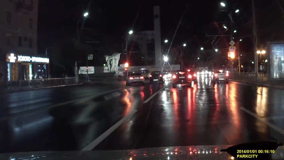 Видео: водителя развернуло на 180 градусов после выезда на встречку