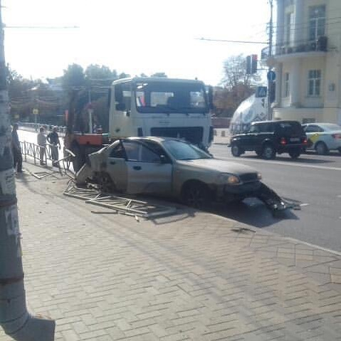 На улице Ленина автомобиль снес ограждение