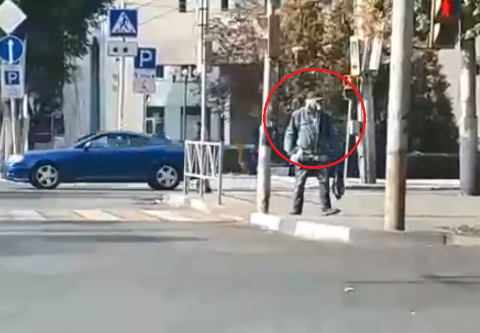 В центре Рязани гуляет человек в противогазе: видео